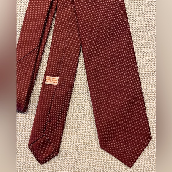 Dolcepunta 100% silk tie, maroon dot pattern, approx 59 inch length/3 inch W - Picture 3 of 6